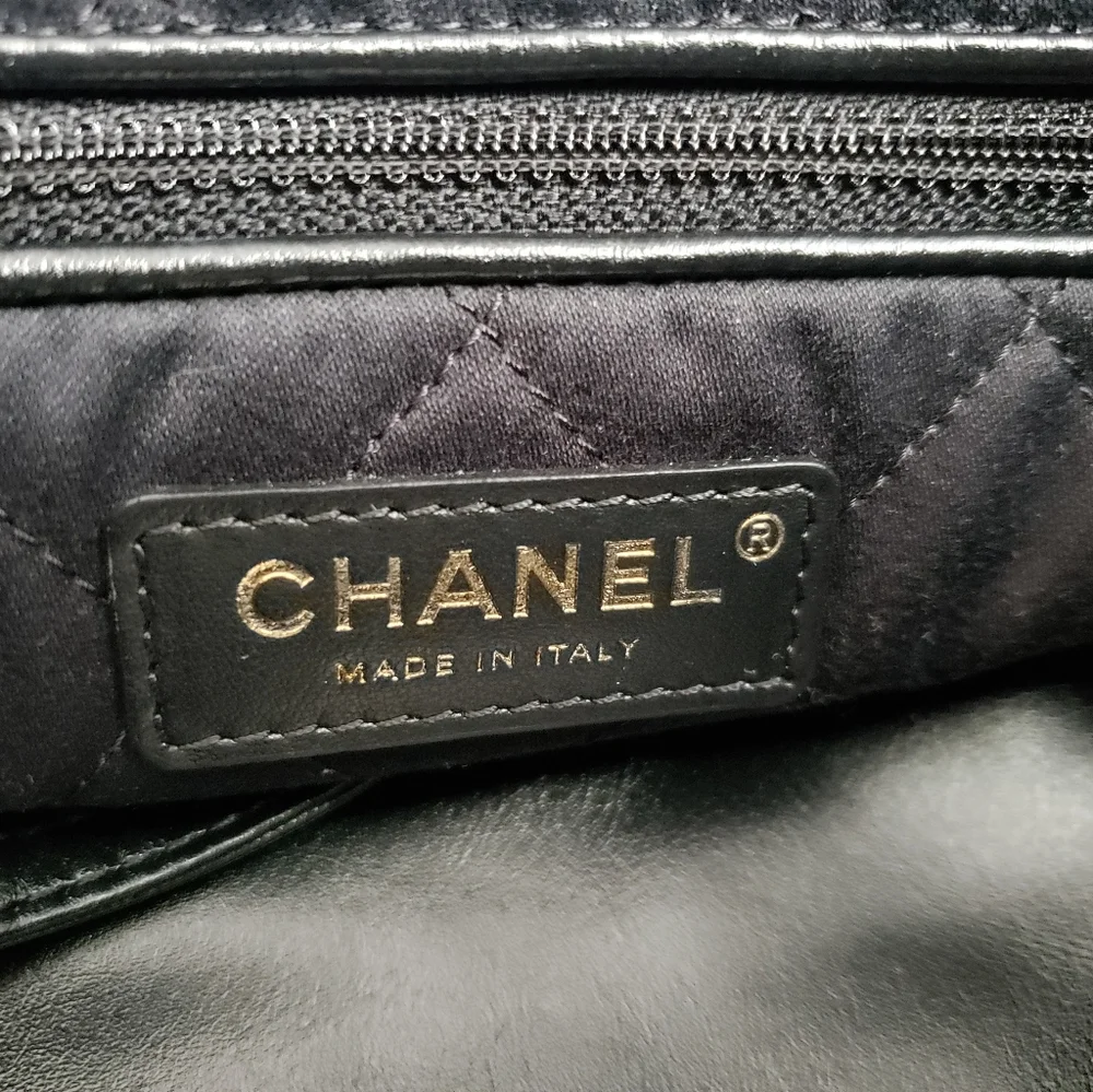 The Chanel 22 small handbag - Picture 5 of 12